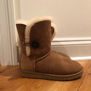 UGG Bailey Button